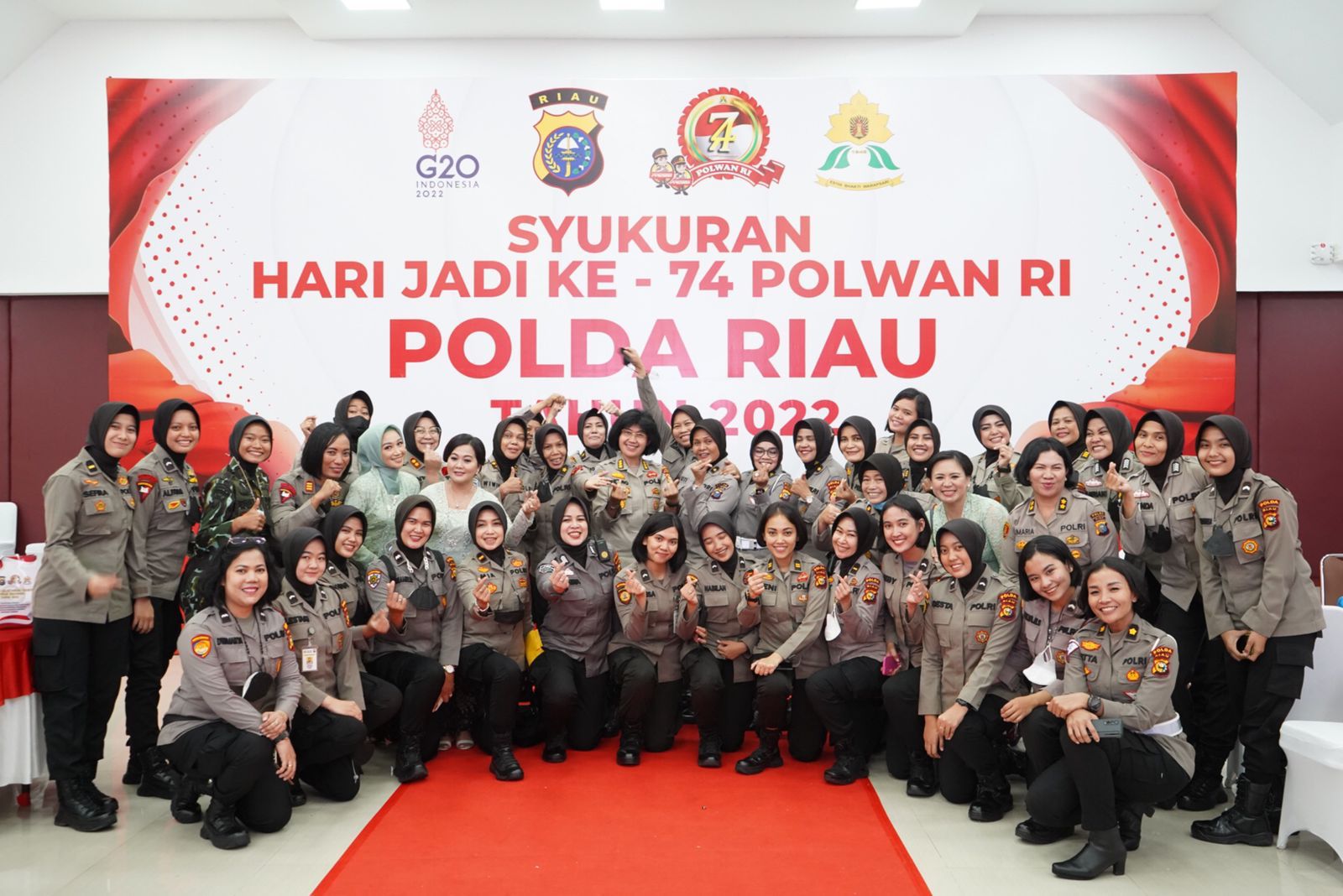 Kapolda Riau Berikan Penghargaan ke Polwan, Yuk Lihat 4 Wanita Cantik Berprestasi