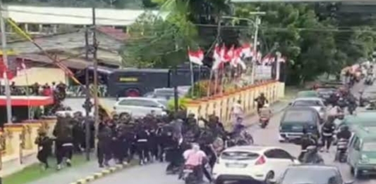 Dibawa Penyidik KPK, Pendukung Massa Lucas Enembe Serang Mako Brimob