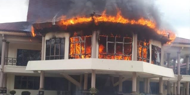 Kantor DPRD Inhu Terbakar Hebat, Ini Dugaan Penyebabnya
