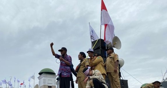 Ribuan Perangkat Desa Gelar Aksi Demo di Depan Gedung DPR RI