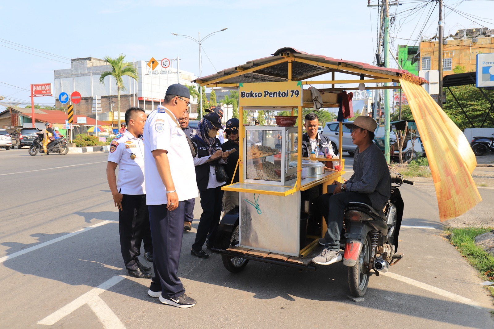 Sosialisasi Dishub Dumai, Pedagang Kaki Lima Diimbau Tidak Berjualan di Badan Jalan