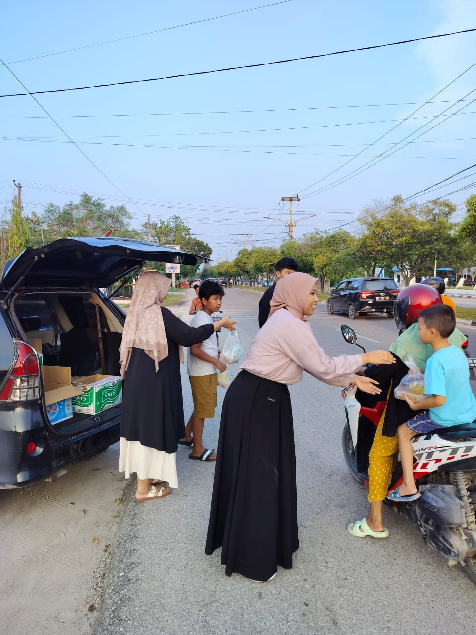Keluarga Ronny Wasaka Berbagi Takjil di Jalan Sultan Syarif Kasim Kota Dumai