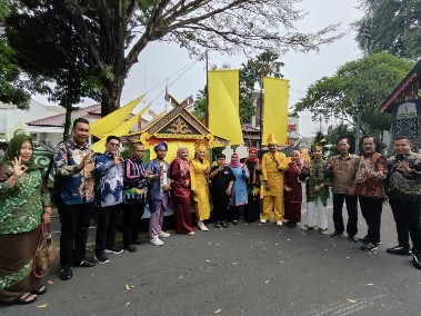 Bupati Kasmarni Hadiri Langsung bKirab Budaya Sempena HUT Ke-44 Dekranasda Di Kota Surakarta