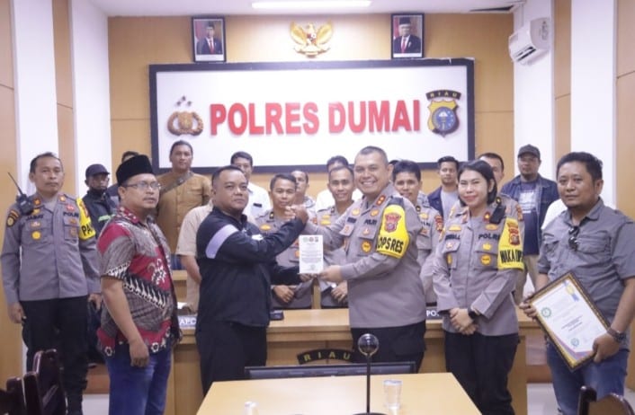 May Day 2024, Kapolres Dumai Terima Plakat dan Piagam Penghargaan