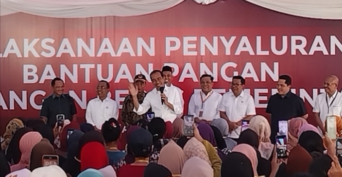 Presiden Jokowi Kunjungi Gudang Bulog Dumai, Dua Warga Dapat Sepeda