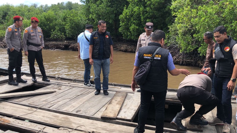 Sat Resnarkoba Polres Dumai Periksa Kapal dan Barang Bawaan Penumpang di Pelabuhan Rakyat Selinsing