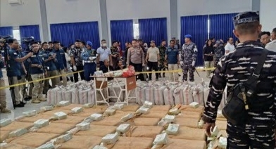 TNI AL Tangkap Kapal Muatan Sabu dan Kokain Seberat 1,9 Ton
