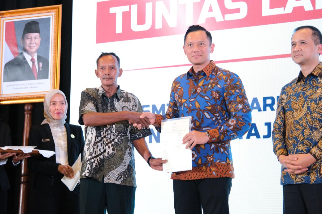 Pemerintah Serahkan 1.120 Sertipikat Tanah untuk Transmigran