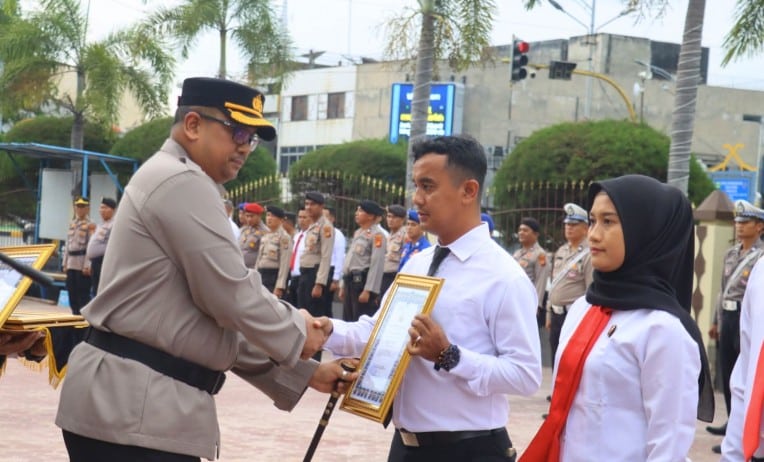 Bentuk Apresiasi dan Loyalitas, AKBP Hardi Dinata Berikan Reward kepada Sejumlah Personel Polres Dumai