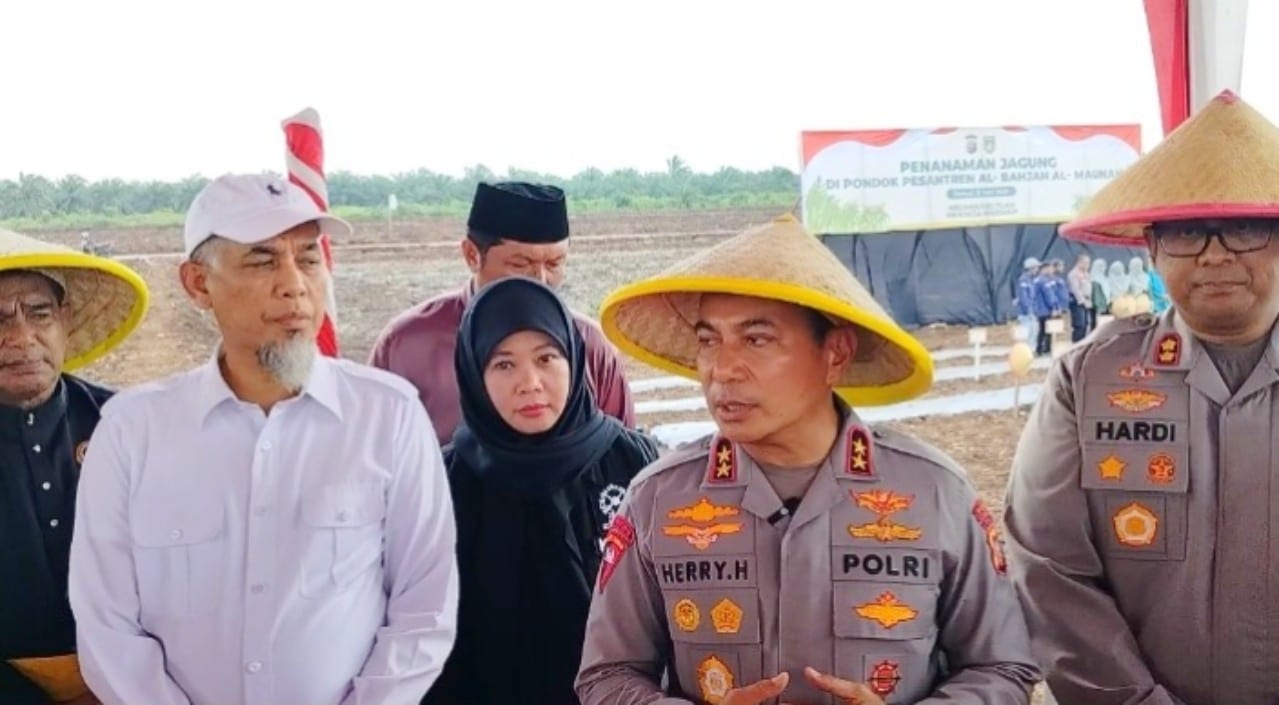Kapolda Riau dan Forkopimda Dumai Tanam Bibit Pohon dan Jagung di Bukit Timah