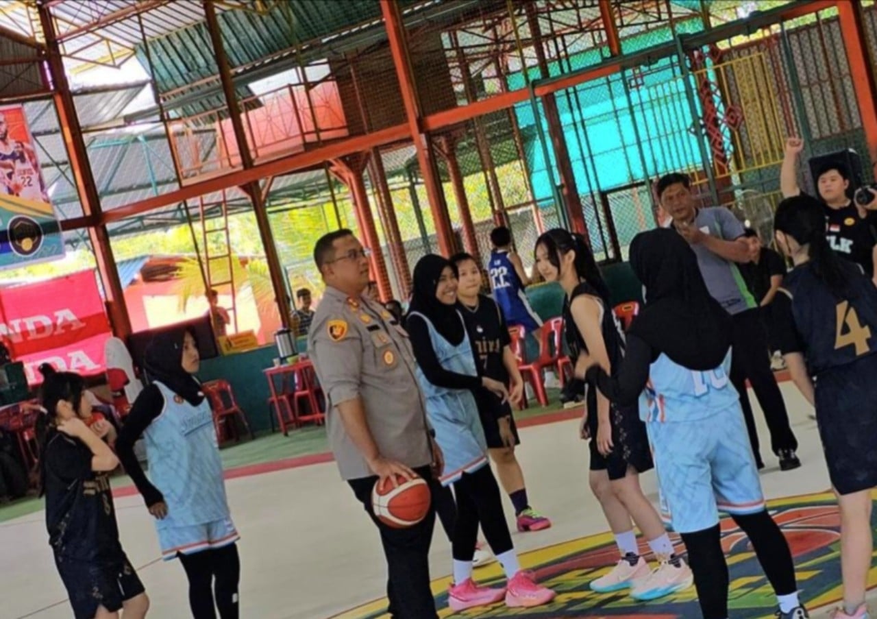 Aksi Kapolres Dumai Saat Pegang Bola Basket Satu Tangan Bikin Heboh Pembukaan Bhayangkara Cup 2025