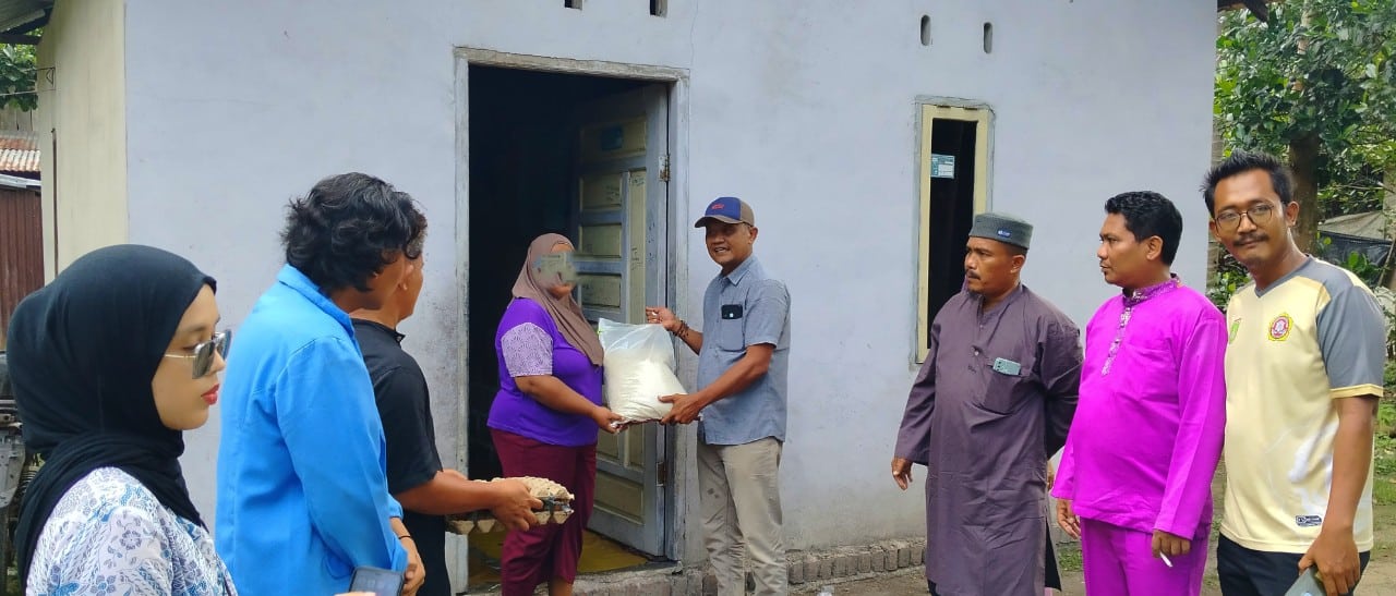 Jumat Berkah, LPMK dan Perangkat Kelurahan Tanjung Palas Salurkan Bantuan Beras untuk Warga